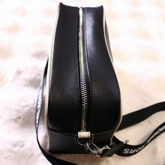 Michael Kors Lacey Messenger Shoulder Crossbody in Black - Picture 2 of 4
